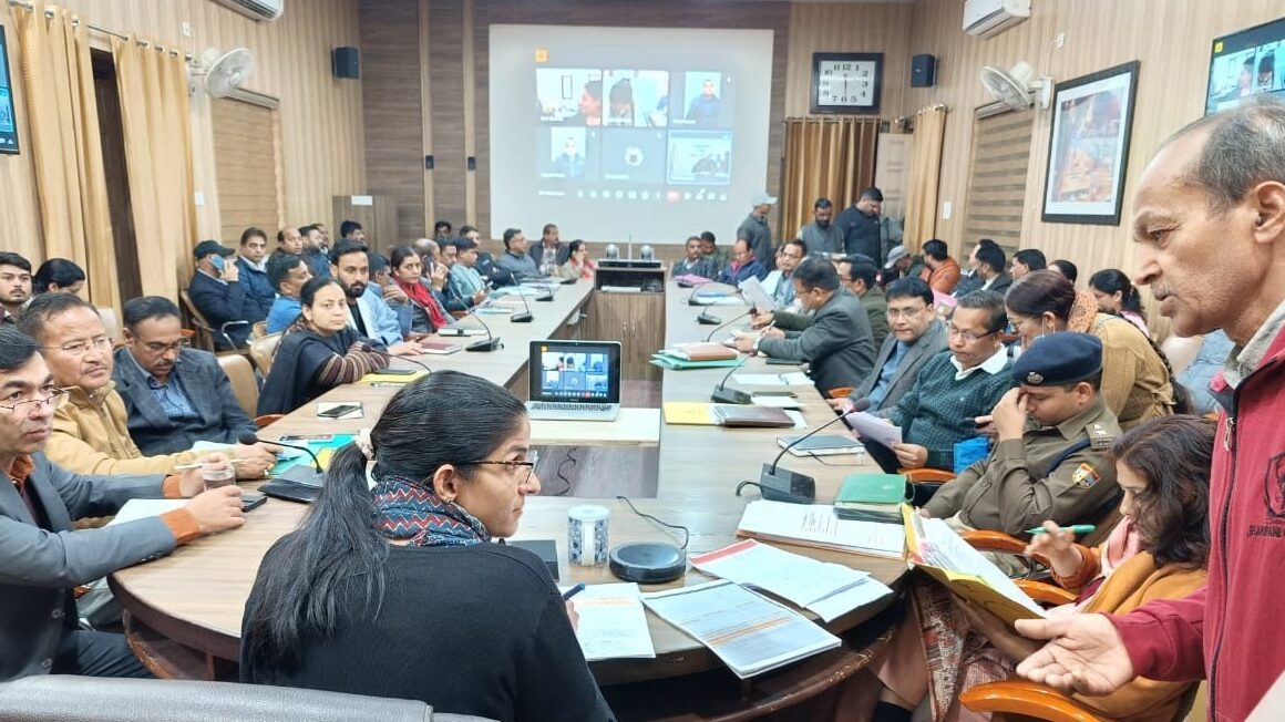 जनसुनवाई कार्यक्रम में डीएम ने सुनीं जनशिकायतें, 102 शिकायतें हुईं दर्ज