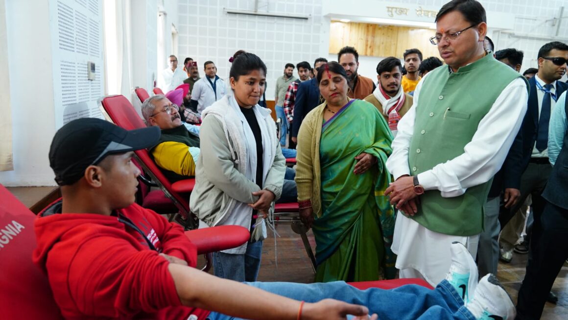 सीएम धामी ने ब्लड डोनेशन कैम्प का किया शुभारम्भ, स्वैच्छिक रक्तदान करने वाले युवा रक्तदानदाताओं से की मुलाकात 