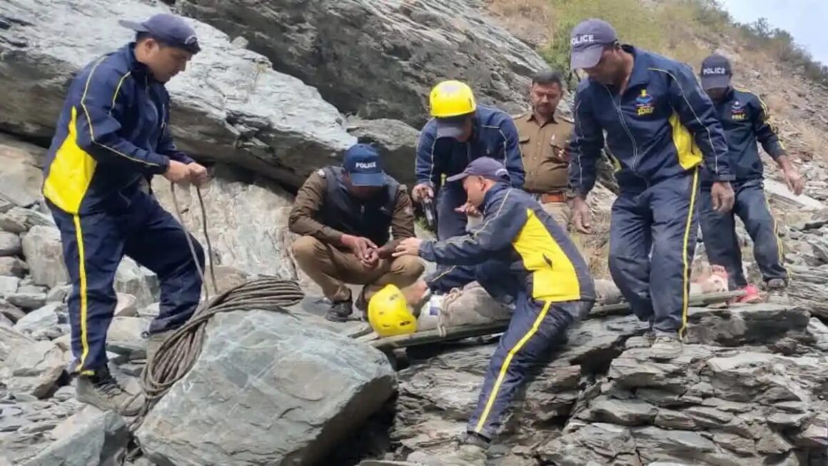 स्कूटी सवारों को ट्रक ने जोरदार टक्कर मार