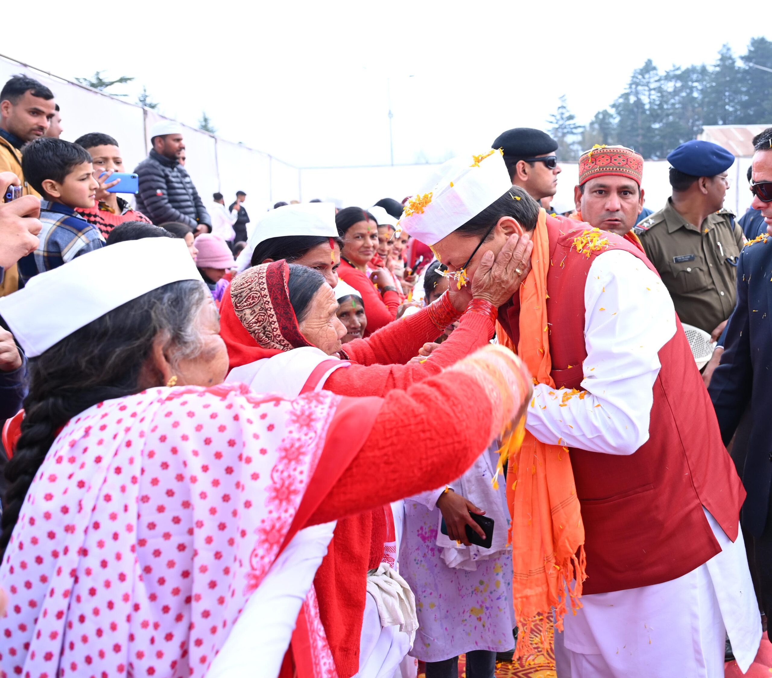 सीएम ने पार्टी कार्यकर्ताओं के साथ होली मिलन, भेंटवार्ता एवं संवाद कार्यक्रम में किया प्रतिभाग