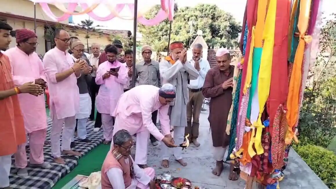 चीर बंधन के साथ कुमाऊ़ं में शुरू हुई खड़ी होली