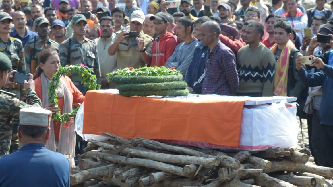 शहीद कमल भाकुनी का सैन्य सम्मान के साथ हुआ अंतिम संस्कार