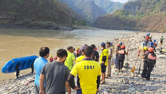 गंगा में नहाने के दौरान युवक तेज बहाव में बहा