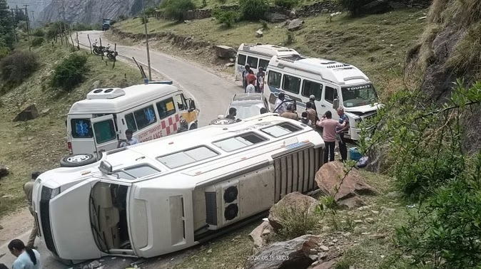 गंगोत्री हाईवे पर तीर्थयात्रियों का वाहन दुर्घटनाग्रस्त, कई घायल