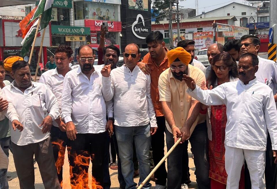 उद्यान घोटाले को लेकर कांग्रेस कार्यकर्ताओं ने राज्य सरकार का पुतला फूंका