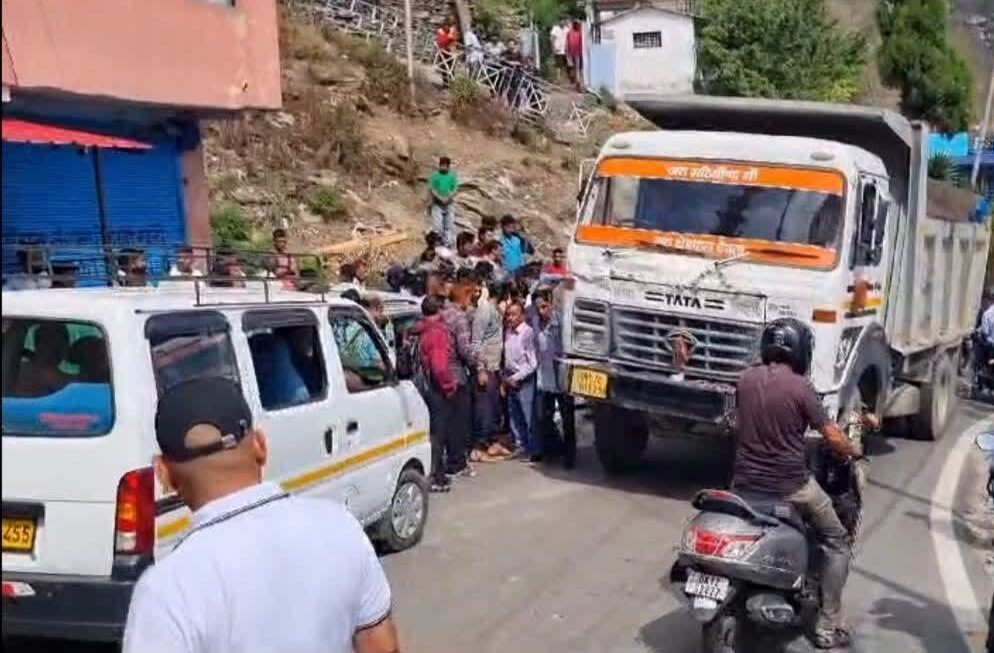 डंपर की चपेट में आने से बाइक सवार युवती की मौत