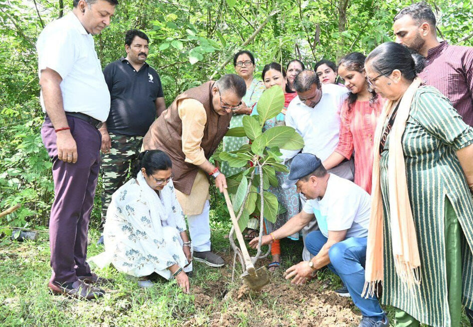 कृषि मंत्री गणेश जोशी ने वट, नीम, शहतूत के पौधों का रोपण किया