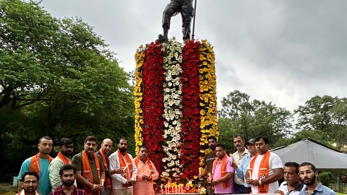 शहीदों को नमन एवं दीप दान कर के दी श्रद्धांजलि