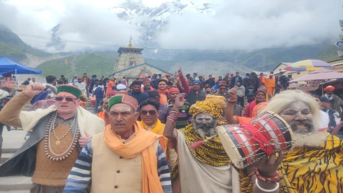 दिल्ली केदारनाथ मंदिर विवाद, तीर्थ पुरोहितों का प्रदर्शन जारी