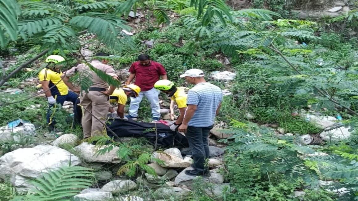 उत्तरकाशी गंगोत्री हाईवे पर गहरी खाई में गिरी कार