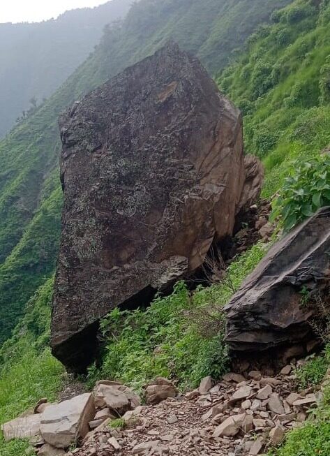 जजरेड़ की पहाड़ी पर अपनी जगह से खिसका भारी भरकम पत्थर