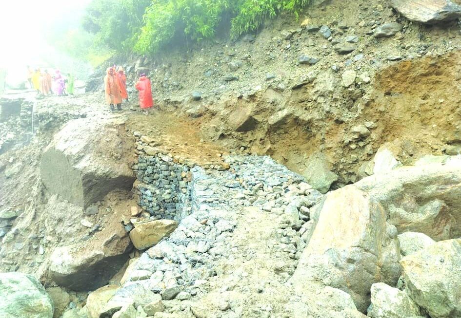 श्री केदारनाथ धाम की यात्रा को पुनः संचालित करने के लिए सोनप्रयाग में बाधित सड़क मार्ग को खोलने के लिए कार्य शुरू