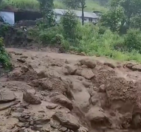 गोदाम के पास भारी मात्रा में मलबा आने से मार्ग अवरुद्ध