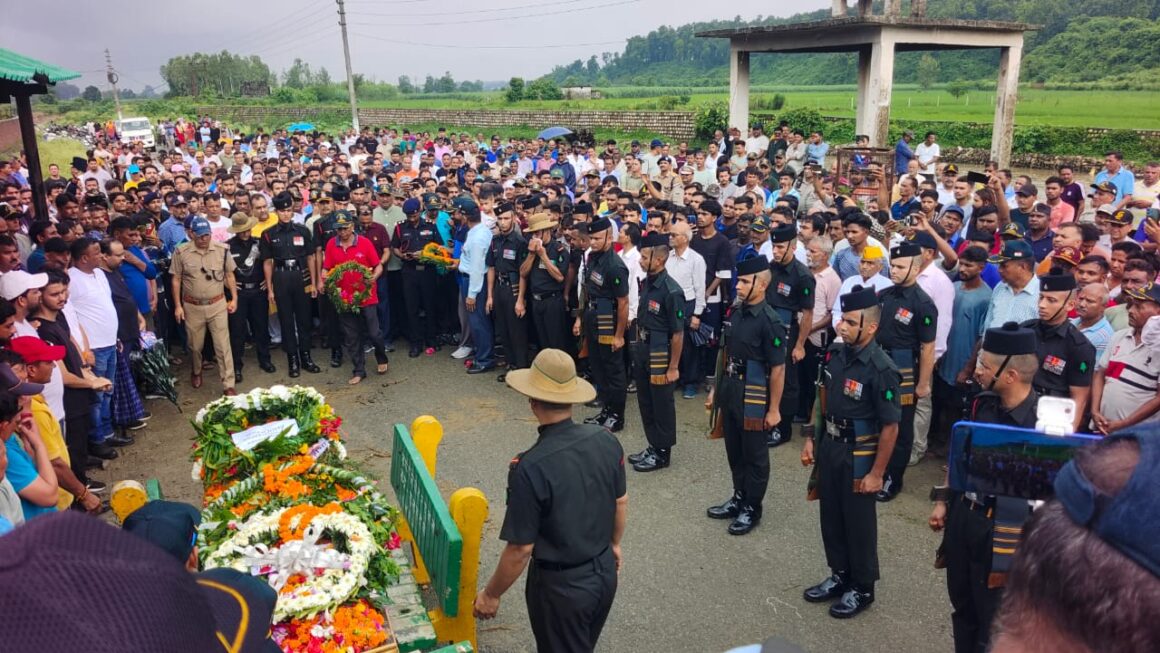 शहीद हवलदार दीपेन्द्र सिंह कंडारी को नम आंखों से विदाई