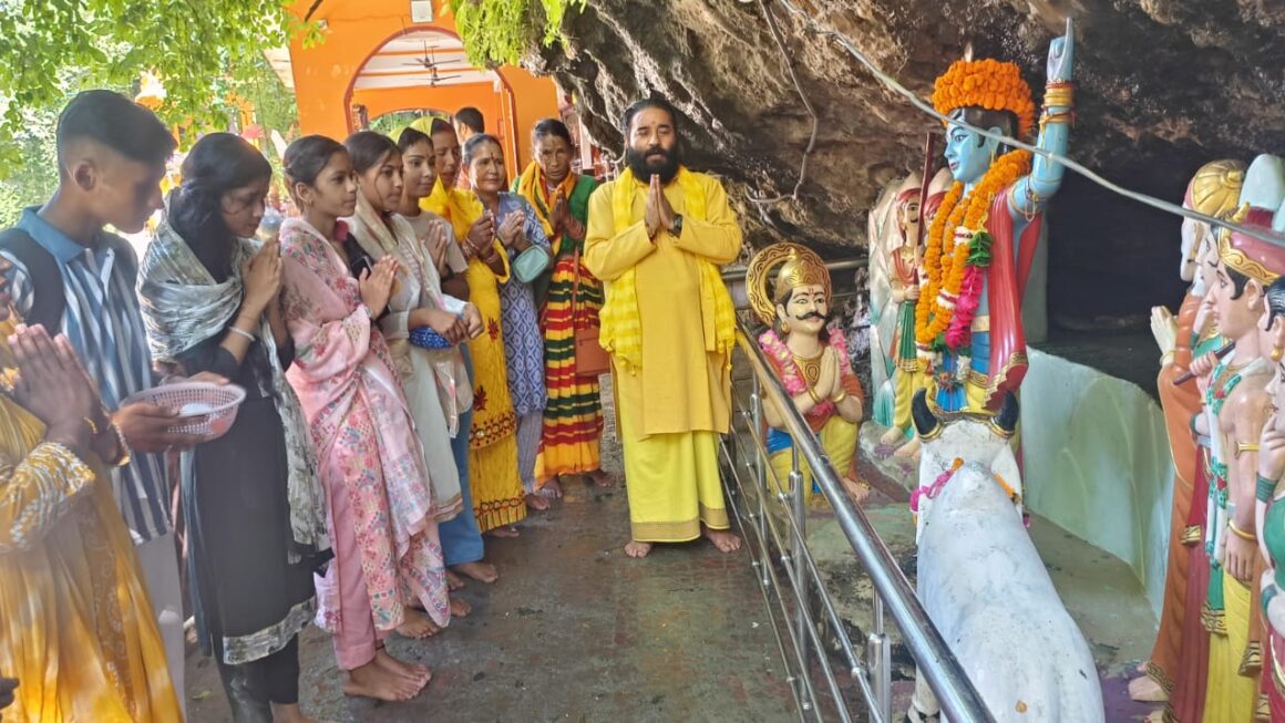 माता वैष्णो देवी गुफा योग मंदिर टपकेश्वर महादेव में की गई गोवर्धनधारी भगवान श्री कृष्ण जी की विशेष पूजा अर्चना