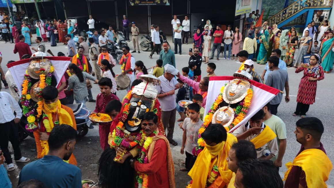 गौचर के पनाई सेरा स्थित मायके मंदिर में पहुंची कालिंका माता का हुआ भव्य स्वागत