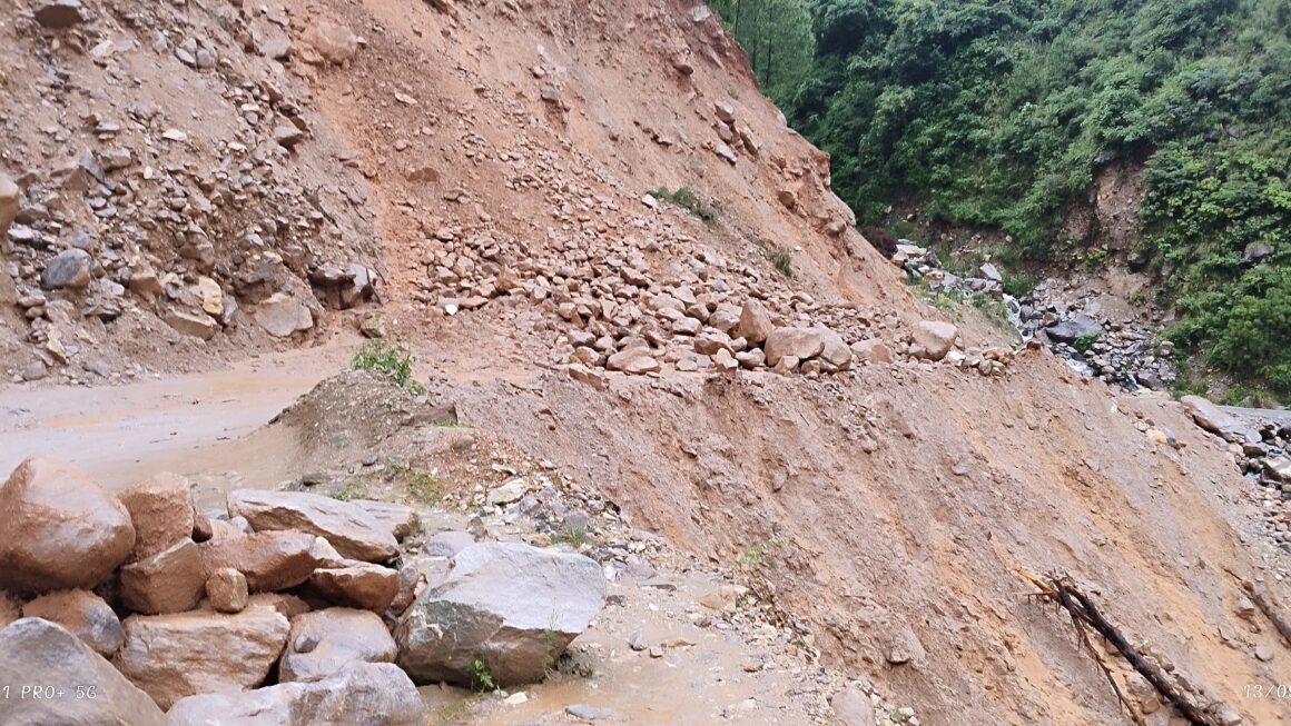 पहाड़ी से हो रहे भू स्खलन के कारण बद्रीनाथ राष्ट्रीय राजमार्ग नगरासू गौचर के बीच कमेड़ा में 18 घंटे से अवरूद्ध मार्ग खुला