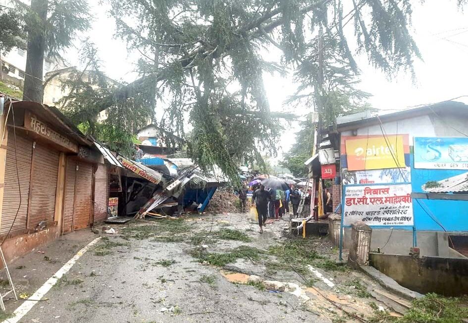 स्कूटी-ट्रक की टक्कर में युवती की मौत पर तहरीर