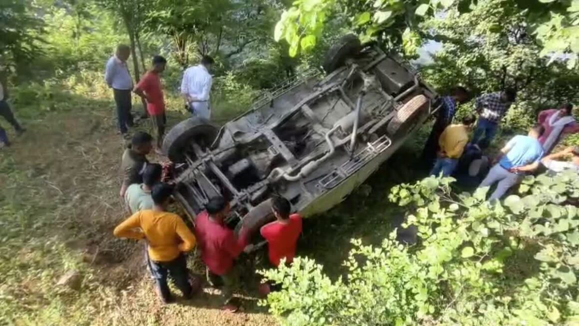 शिक्षकों को लेकर जा रहा वाहन खाई में गिरा, 12 घायल, एक की हालत गंभीर