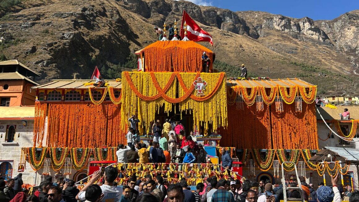 दीपावली पर्व पर और महालक्ष्मी पूजन को लेकर बद्रीनाथ धाम परिसर 8 कुंतल रंग बिरंगी पुष्पों से सजाया