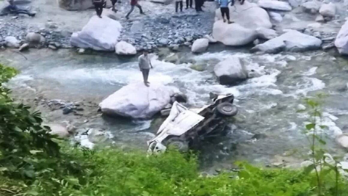 खाई में गिरा विद्युत विभाग का वाहन, युवती की मौत