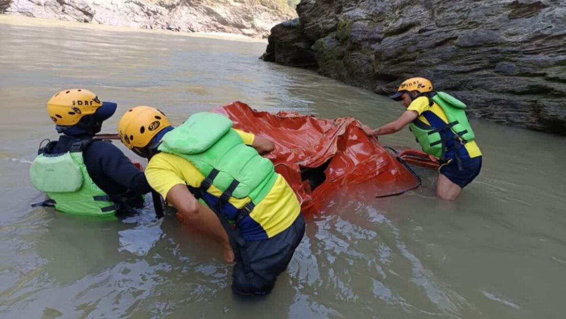 31 घंटे बाद मिले गंगा मे गिरे पति-पत्नी के शव ट्रक के केबिन में फंसी थी दोनों की लाश