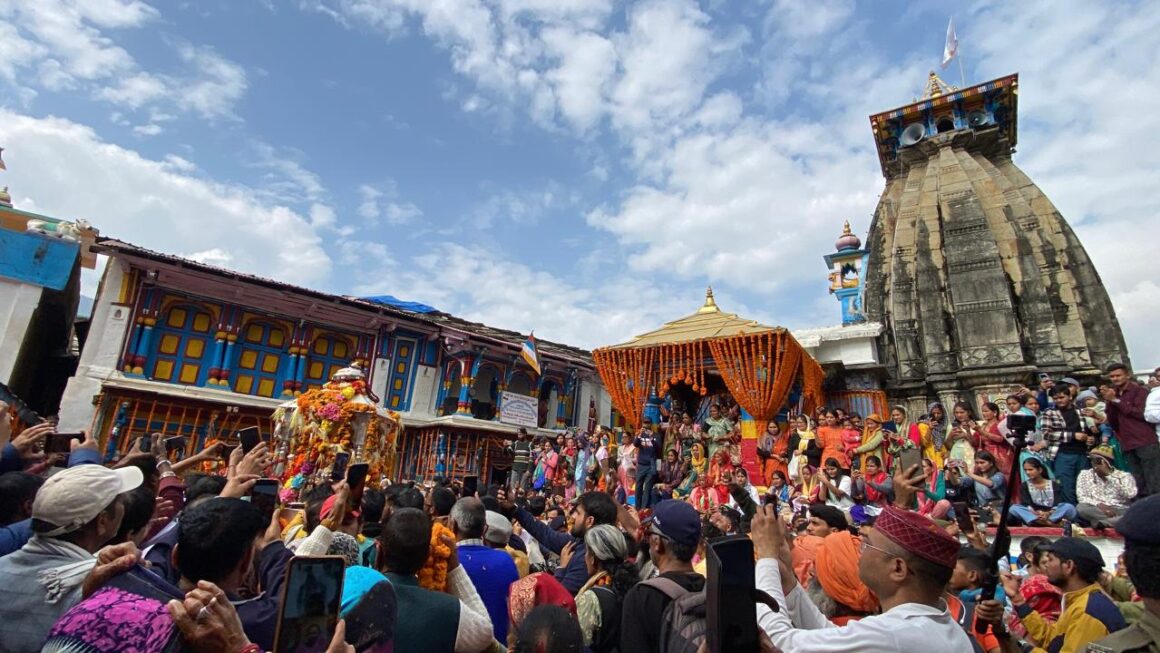 बाबा केदारनाथ की पंचमुखी डोली शीतकालीन गद्दीस्थल ओंकारेश्वर मंदिर उखीमठ पहुंची