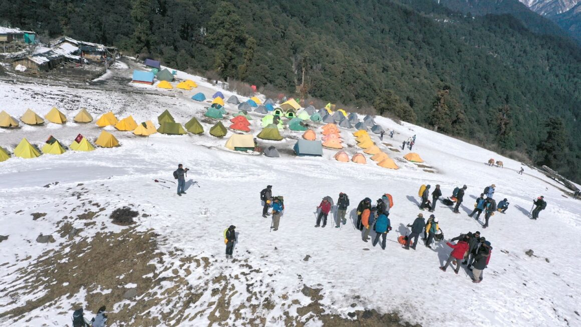 पर्यटन स्थलों पर नये साल का जश्न मनाने के लिए बड़ी संख्या में पर्यटकों का आगमन